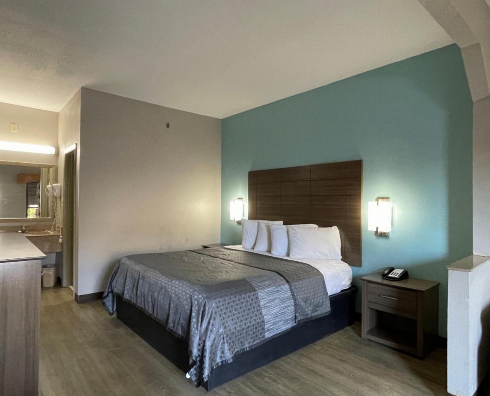 King Suite - Non-Smoking